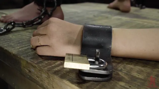 Poster: Lindsey Cruz - Fresh Meat: Lindsey Cruz In Device Bondage And Squirting (08.08.2019)